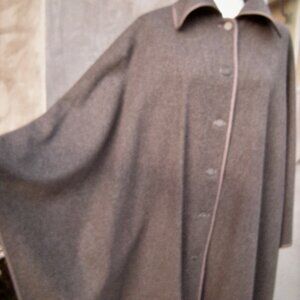 Vintage Jaeger 100% Wool Taupe/Gray Cape With Buttons and Collar